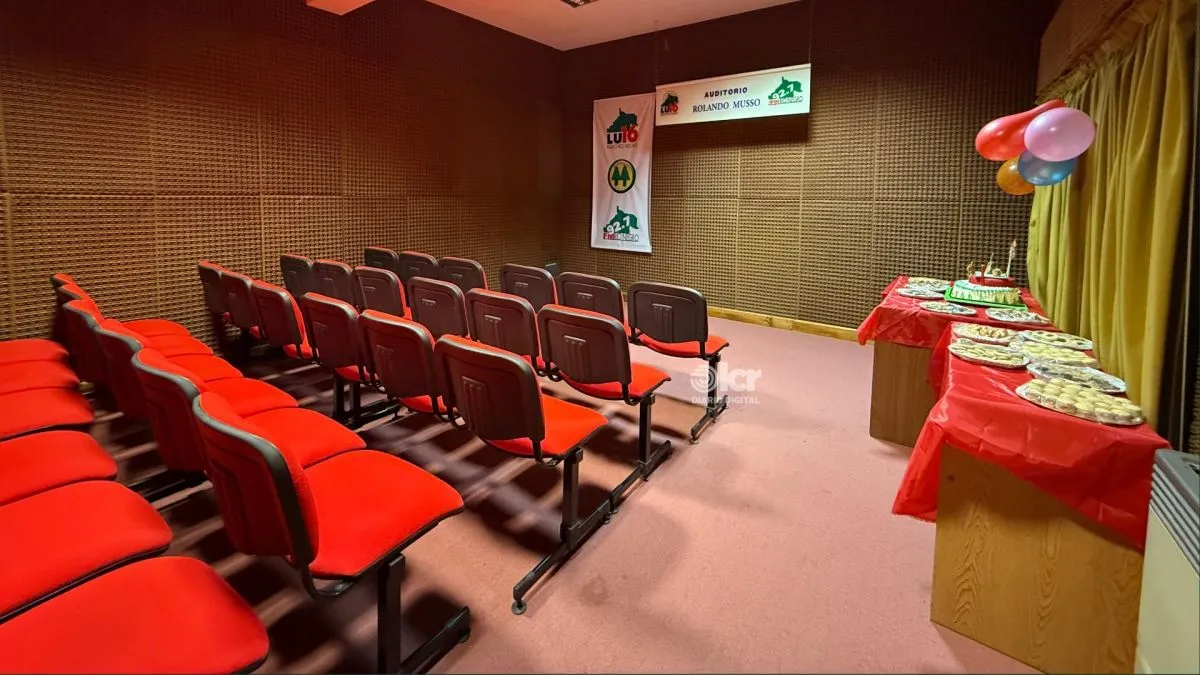 El auditorio de la radio, preparado para los festejos. (Foto: Celeste Cerezuela)