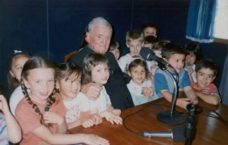 Padre C&eacute;sar Rondini junto a los ni&ntilde;os en LU 16