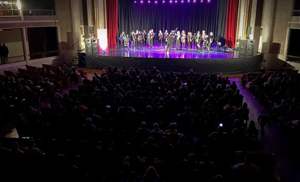 La presentación de corros y grupos musicales fue con una sala llena en el Círculo Italiano: (Foto gentileza)