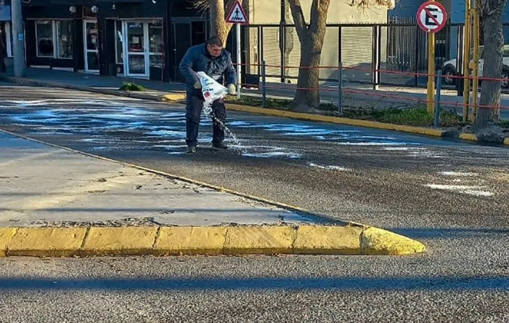 En calles donde se mantiene la acumulación de hielo y agua, el municipio arrojó sal para evitar accidentes. (Foto gentileza)