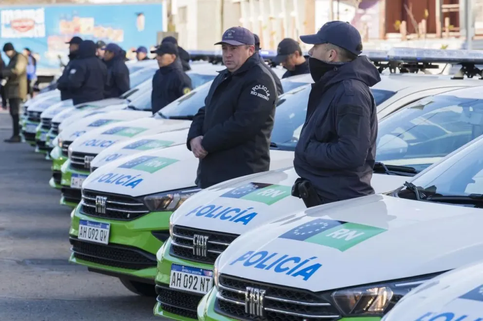 En la capital provincial se entregaron 40 nuevos móviles policiales y Chichinales recibió uno de los vehículos. (Foto gentileza)