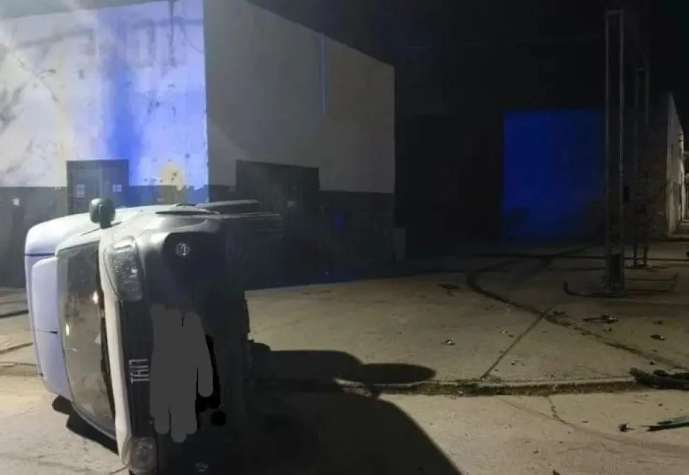 La camioneta terminó volcada y el otro coche fue abandonado a las pocas cuadras. Ocurrió en la esquina de Paraguay y España a las 6:50.