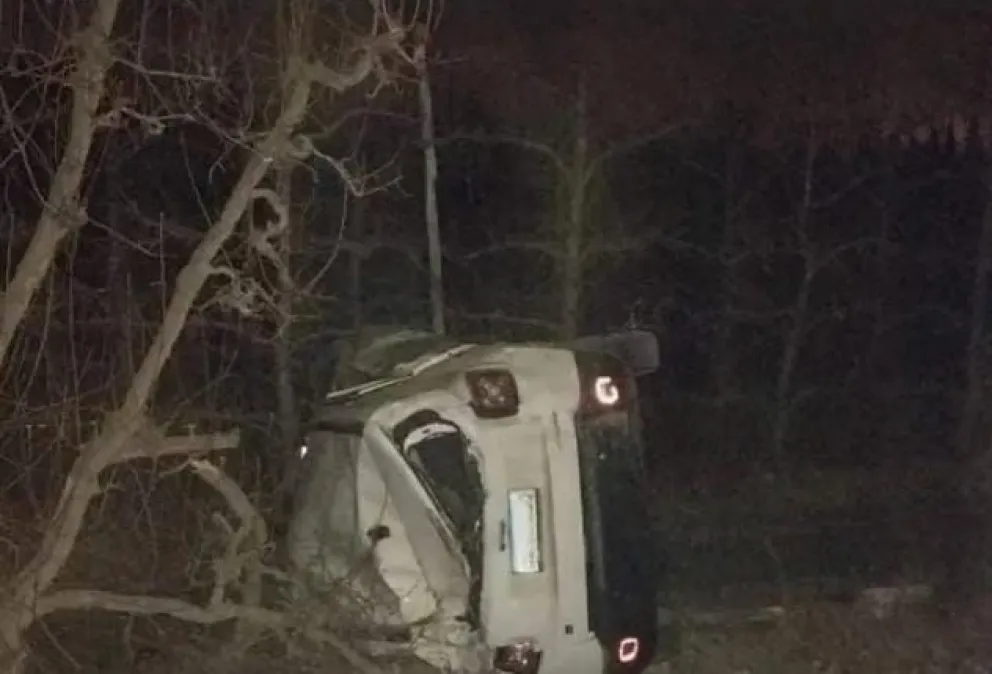 Cuando la policía peritaba la zona del vuelco, casi los atropella el conductor de una camioneta. Foto (Gentileza lector).