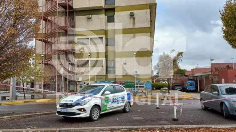 Luego del disparo, la joven polic&iacute;a fue trasladada por su pareja en un auto particular al hospital (foto archivo LCR).