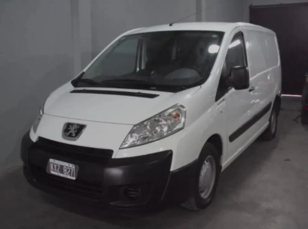 La Peugeot Expert blanca robada en Roca: estaba estacionada frente a la vivienda de su dueño. Foto (gentileza).