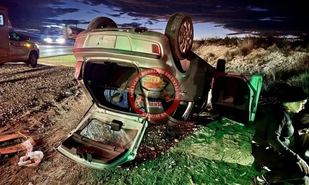 El vehículo quedó con sus cuatro ruedas hacia arriba. (Foto gentileza)