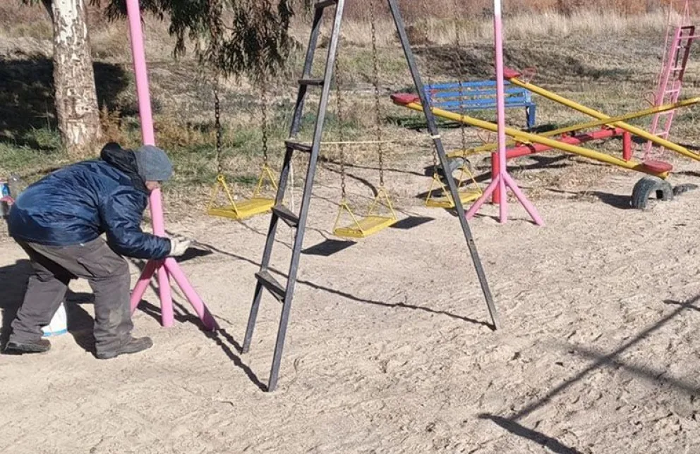 Se pintaron juegos y se hizo la limpieza de la plaza del barrio Los Olmos. (Fotos gentileza)