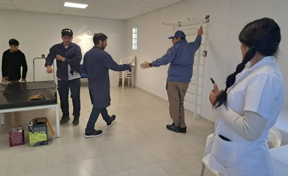Alumnos y docentes del CET 18 construyeron e instalaron equipos para la sala de kinesiología de la Casita Oncológica. (Fotos gentileza)