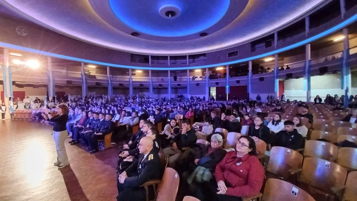Luego del izamiento de la bandera, a las 10,30 el acto se traslad&oacute; al teatro. 