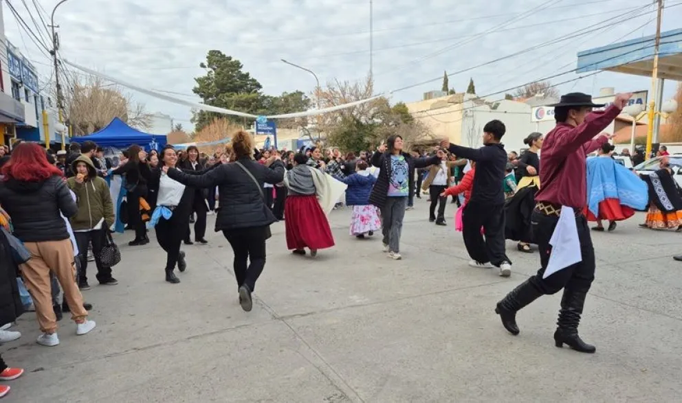 Bailarines de agrupaciones folclóricas realizaron intervenciones en diferentes puntos de Regina. (Fotos LCR)