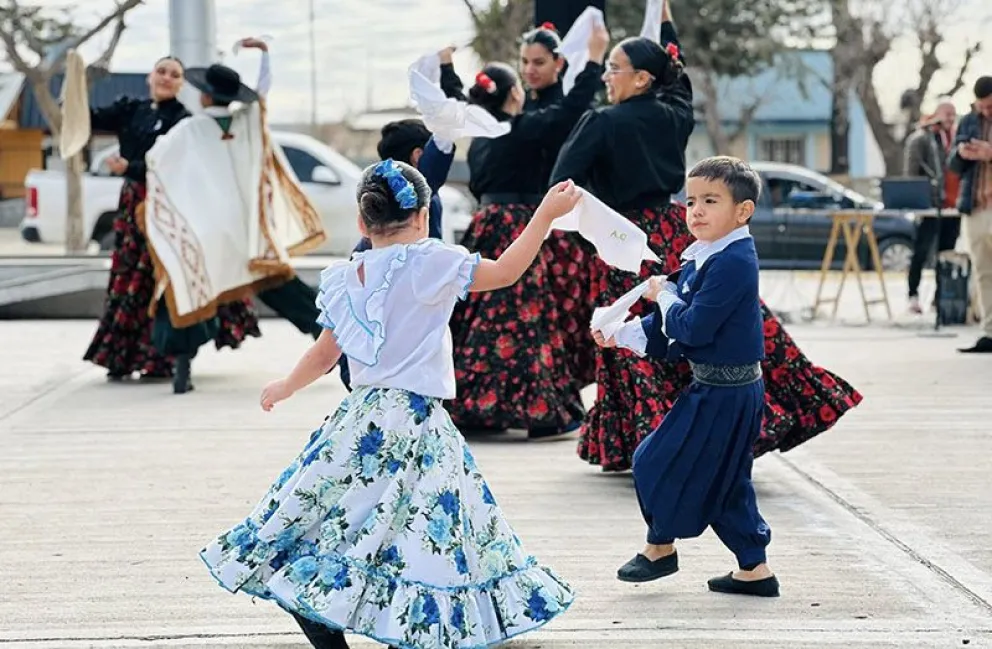 La celebración se realizó en la plaza Libertad de Huergo. (Fotos gentileza)