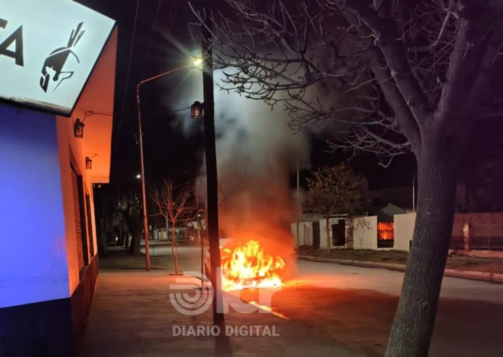 Dos sujetos a bordo de una moto son quienes habrían arrojado el elemento que inició el fuego. 