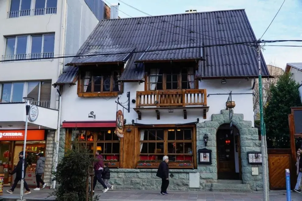 La fachada hace "viajar" a los Alpes suizos (fotos: Facundo Pardo).
