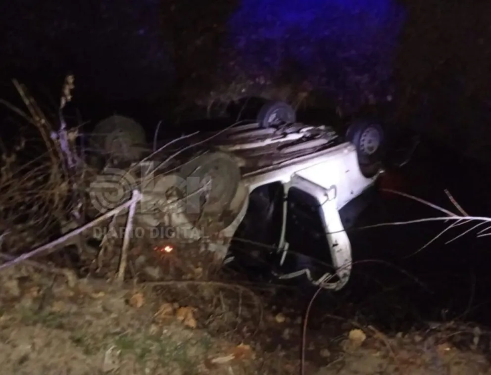 El auto terminó volcado en un canal en la Ruta 22. Dos hombres murieron en el lugar. Foto (Gentileza).
