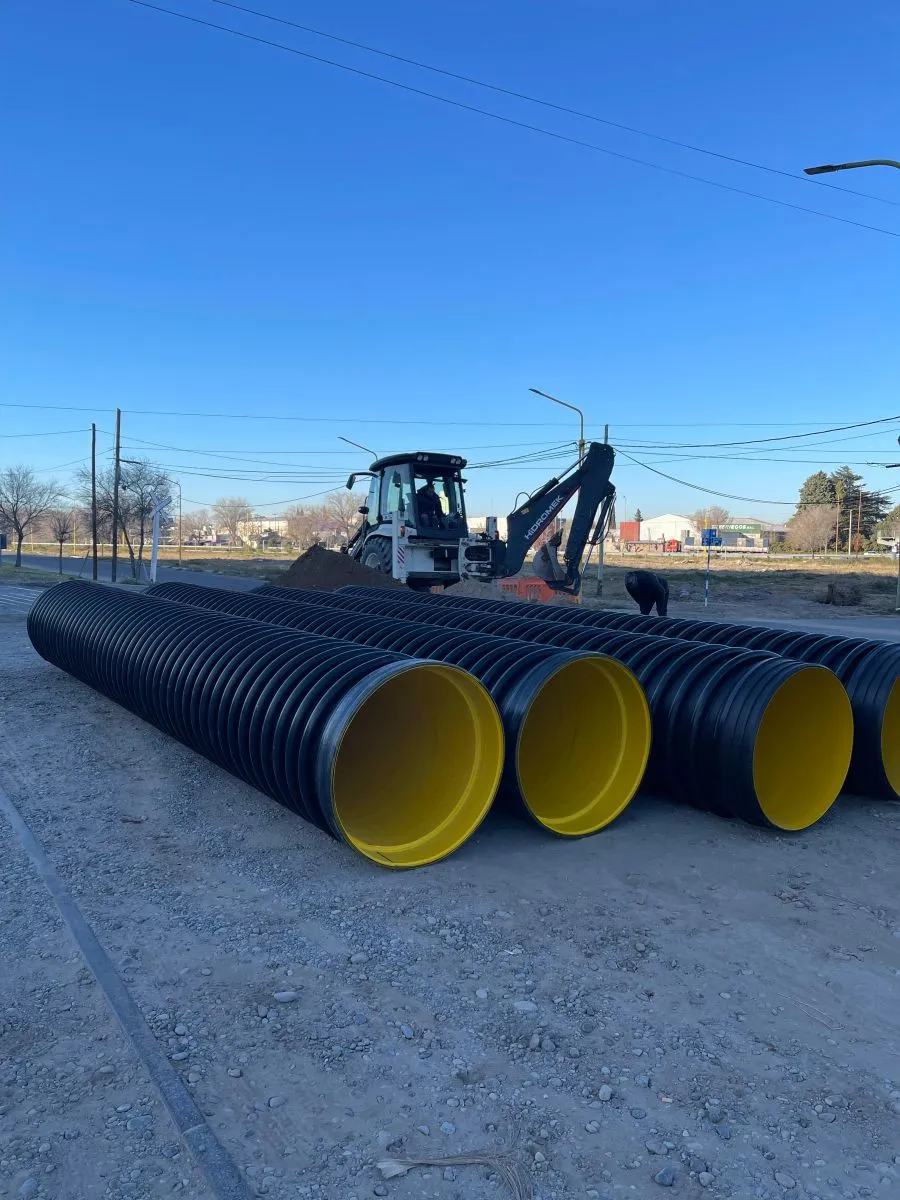 Hoy se contin&uacute;a instalando los ca&ntilde;os que conducir&aacute;n el agua (foto Municipio VR).