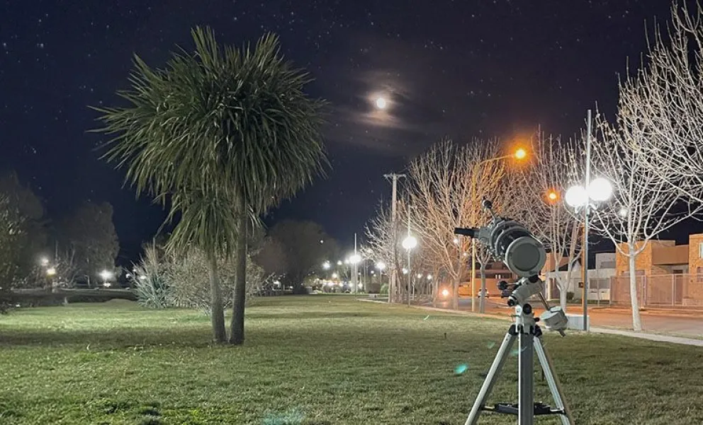 Caminata, astroturismo y gastronomía es la propuesta diferente para esta noche en Regina. (Foto gentileza)