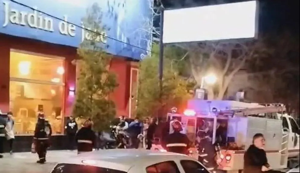 Bomberos Voluntarios trabajaron en el lugar para controlar el principio de incendio en el restaurante del centro. Foto (Gentileza)
