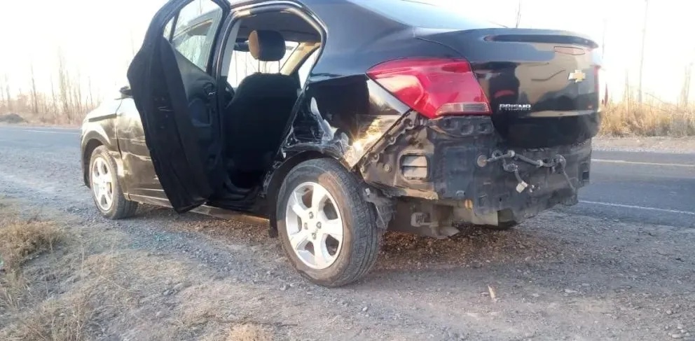 El auto donde viajaba la familia que fue asistida por personal de salud. Foto: gentileza