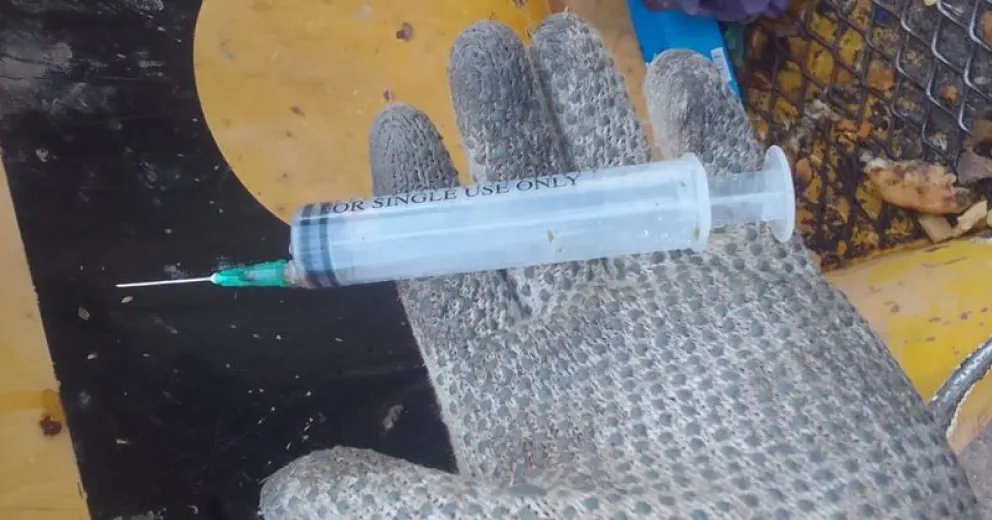 La jeringa con aguja sin protección fue encontrada en los residuos domiciliarios. (Foto gentileza)