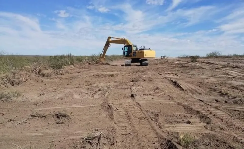 La obra del oleoducto ya está en la zona de Chelforó que se beneficiará por la prestación de servicios. (Foto gentileza)