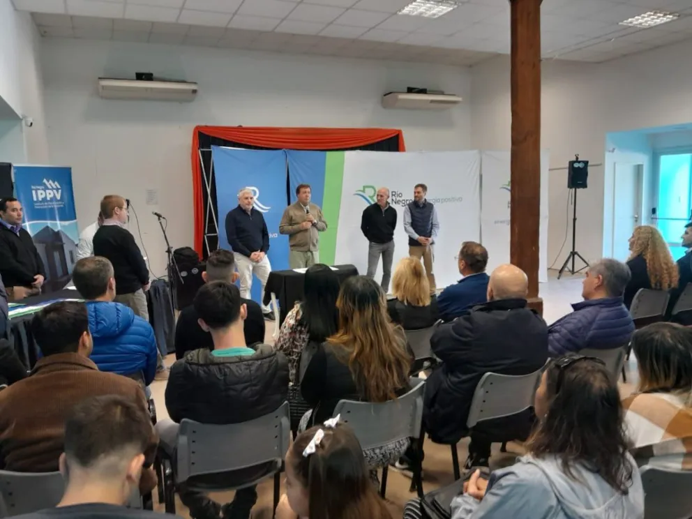 A mediados de mayo el gobernador recorrió las localidades de Huergo, Chichinales y Regina (foto archivo)