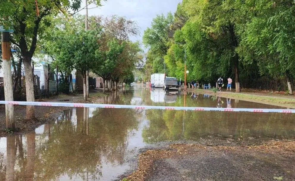 En marzo, el agua inundó calles de Godoy por la baja capacidad de escurrimiento de los desagües. (Foto archivo)
