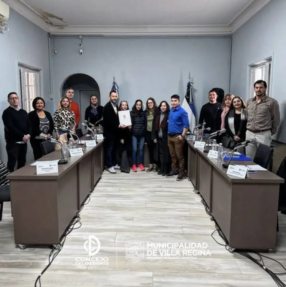 En el recinto legislativo se hizo entrega de la ordenanza a la Sociedad de Escritores del Valle (foto CD Villa Regina).