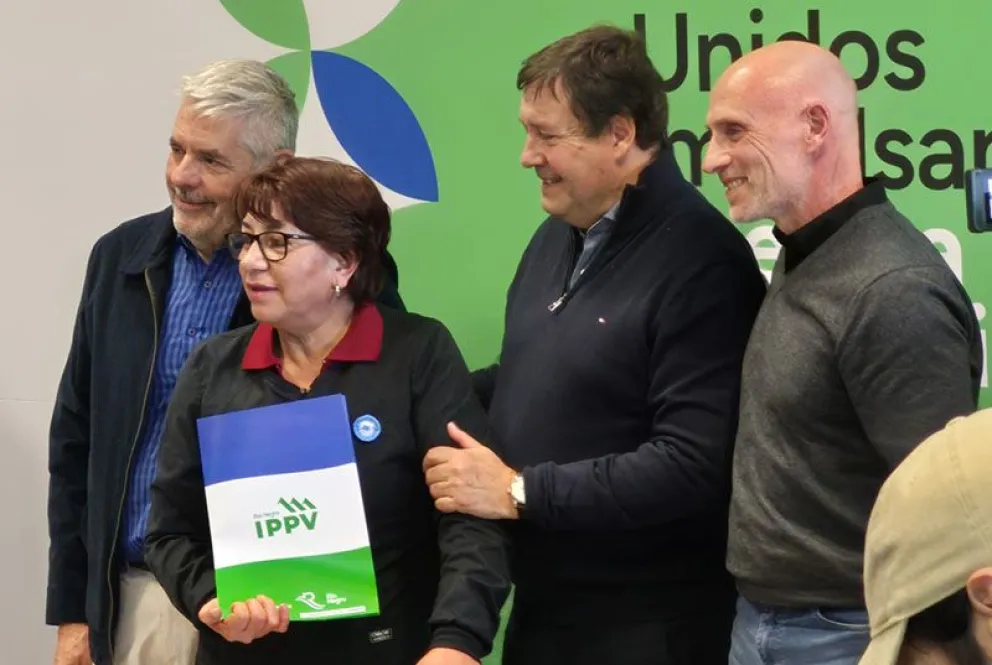 El gobernador entregó aportes y escrituras a familias e instituciones de Villa Regina. (Fotos LCR)