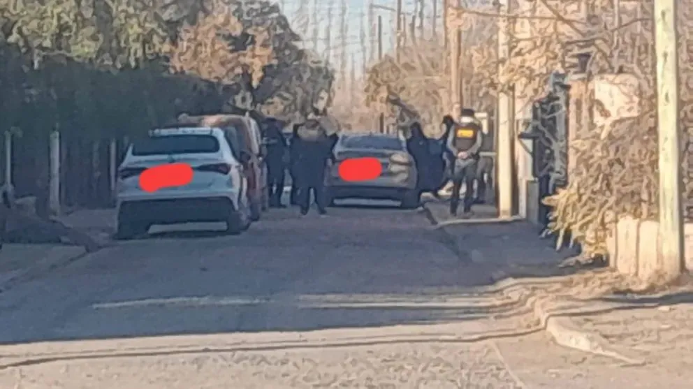 La policía requisó vehículos y una vivienda. Foto: Inforo