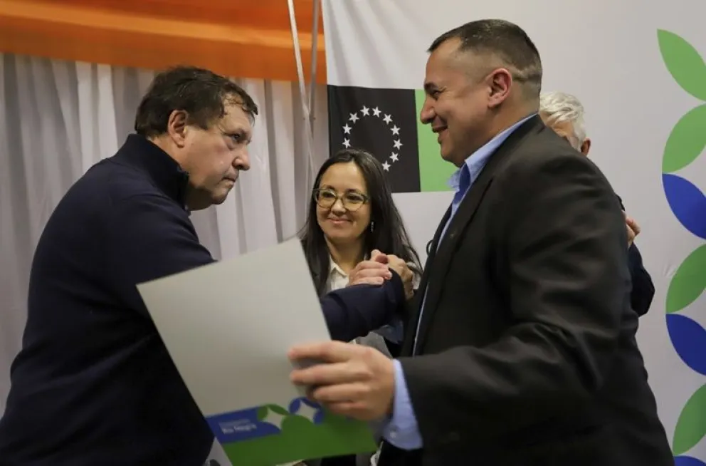 Weretilneck entregó el aporte al decano de la FACTA, Valentín Tassile para un programa de capacitación. (Foto gentileza Gobierno de Río Negro)