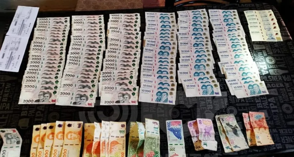 En los allanamientos se secuestró dinero en efectivo, una auto y varias prendas. 