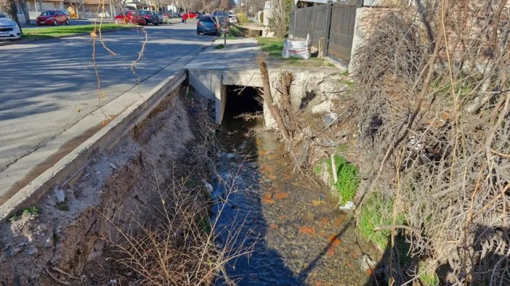 El desagüe paralelo a la calle José Hernández en el ingreso a la guardia del hospital de Regina será entubado. (Foto gentileza)
