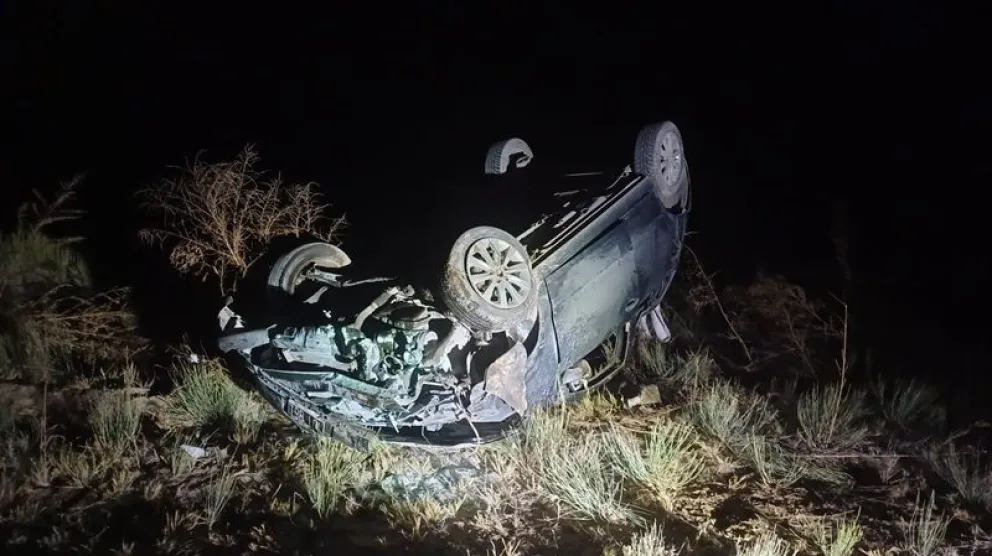 El auto terminó con sus cuatro ruedas hacia arriba en la banquina de la Ruta 22. (Foto gentileza)