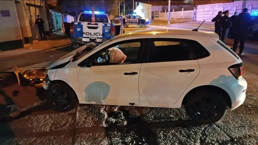 El violento choque se produjo esta madrugada, a pocos metros de la primera rotonda de ingreso a Centenario, por la ruta 7. Foto: gentileza Centenario Digital.