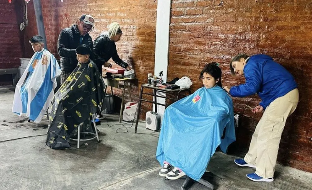 El sábado se hizo la jornada de cortes de pelo gratuitos con peluqueros solidarios de Huergo. (Foto gentileza)