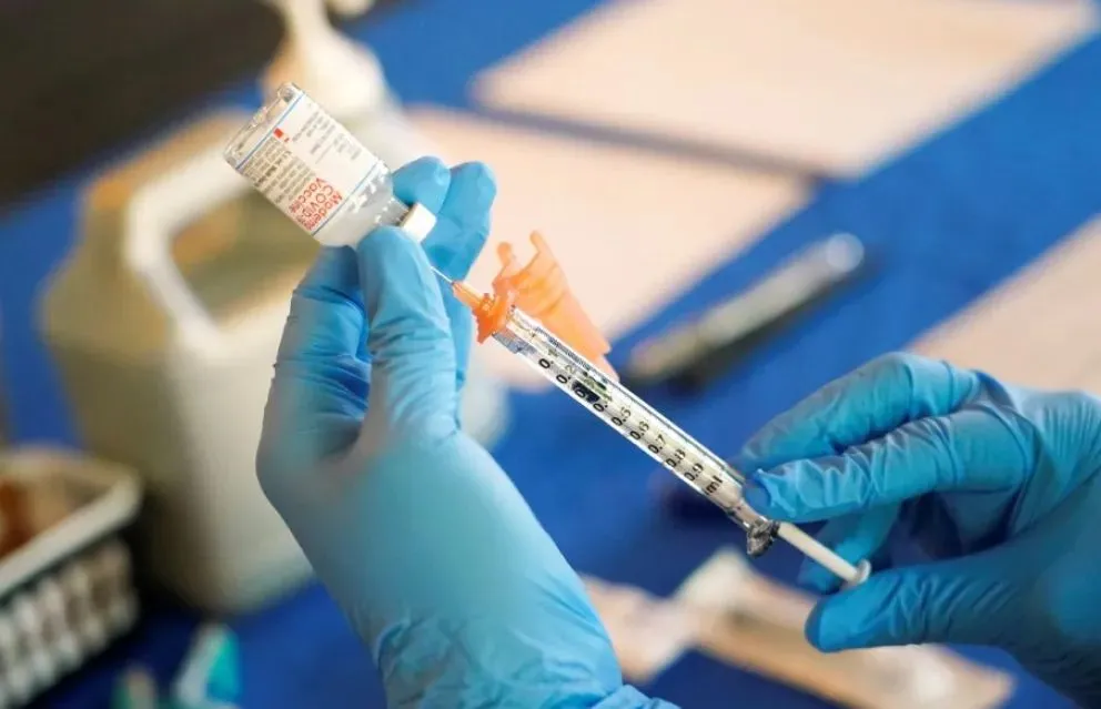 Subrayaron la necesidad de reforzar la vacunación y retomar medidas preventivas al viajar.