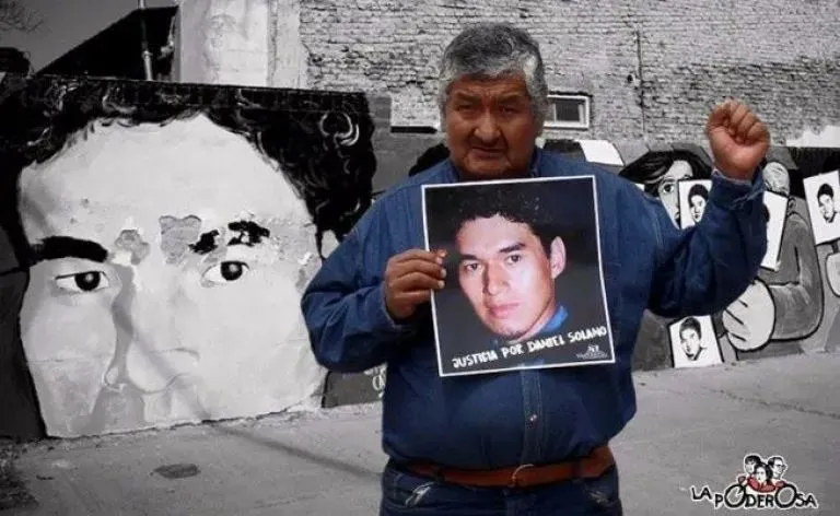 Gualberto Solano sosteniendo el cartel pidiendo justicia por su hijo. Foto (archivo).