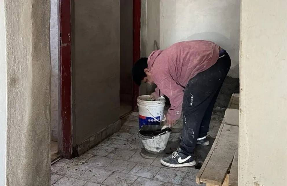 Desde hace varios días se realizan trabajos de reacondicionamiento total del centro comunitarios del barrio Santa Rita. (Foto gentileza)