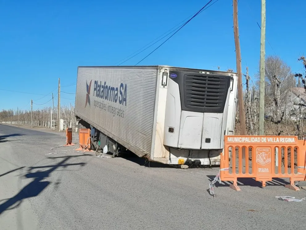 El semirremolque térmico había quedado atravesado sobre la calle interrumpiendo parcialmente la circulación. (Foto LCR)
