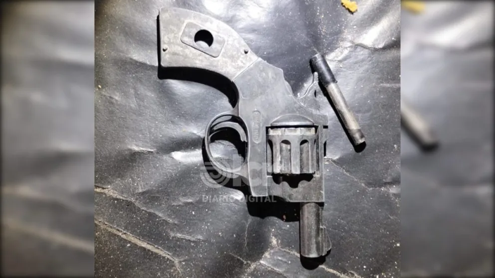 El arma tipo revólver con un cartucho fue secuestrado en uno de allanamientos realizado en el barrio La Graava. 