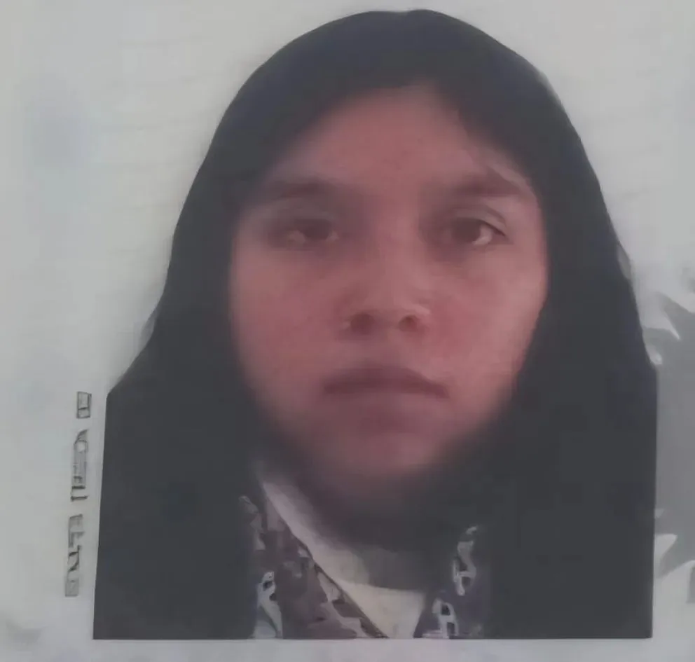 Se solicita a cualquier persona que tenga información sobre su paradero que se comunique con el sistema 911 .