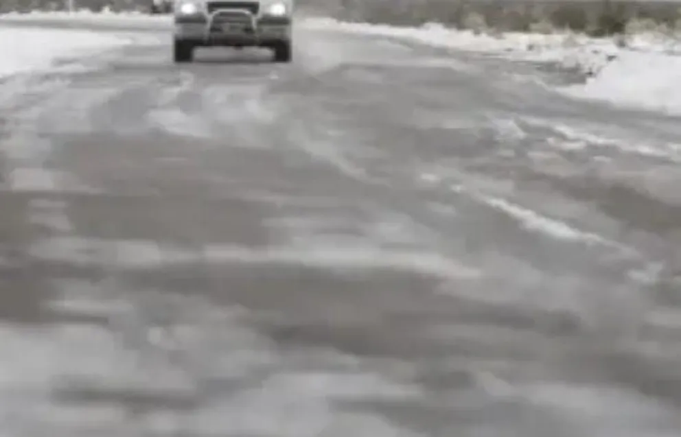 El vuelco fue a unos 35 kilómetros de Roca. Viajaban en una Duster.