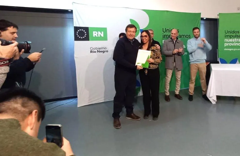 Seis fueron las familias que recibieron las escrituras de sus propiedades.