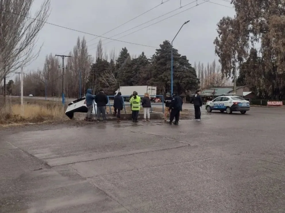 En el lugar trabajó personal de la Policía de Río Negro y del equipo de emergencias SIARME. (Foto gentileza)