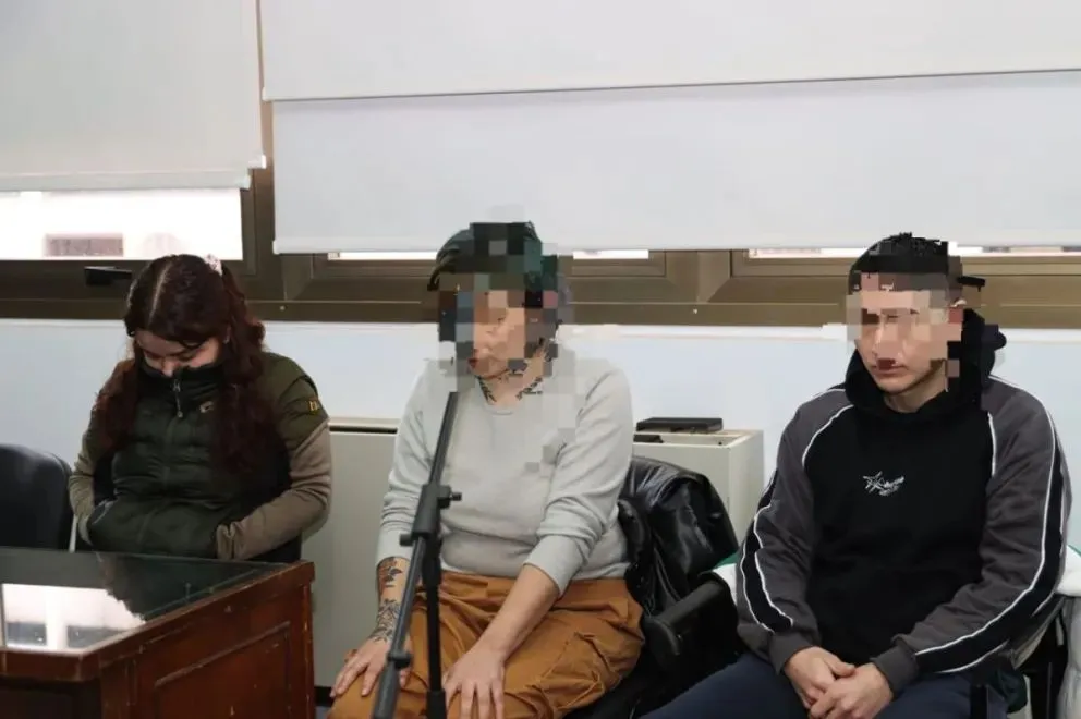 Rocío Úbeda, tapándose el rostro con el cuello de su chaleco, quedó detenida. Daiana Astroza y Milton Álvarez fueron dejados en libertad