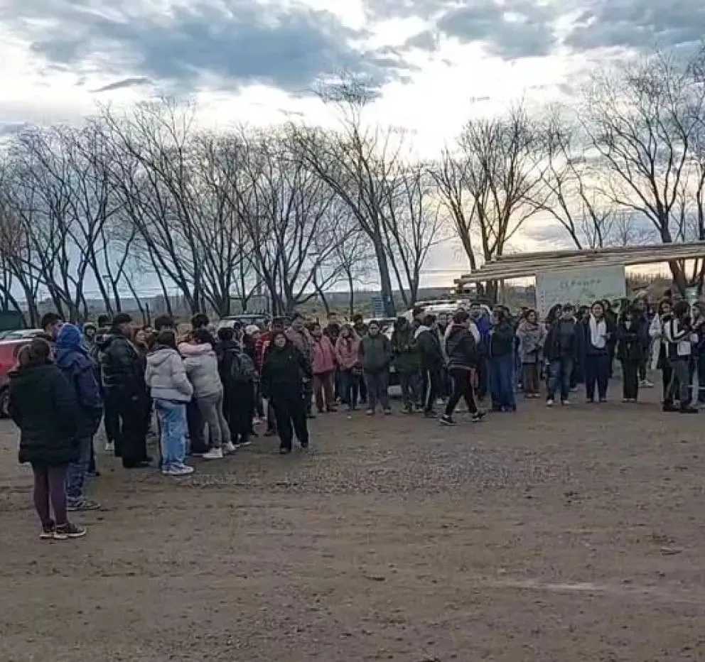 Los presentes firman una nota que entregarán los intendentes al Gobierno Nacional. (Foto Radio genesis 25)