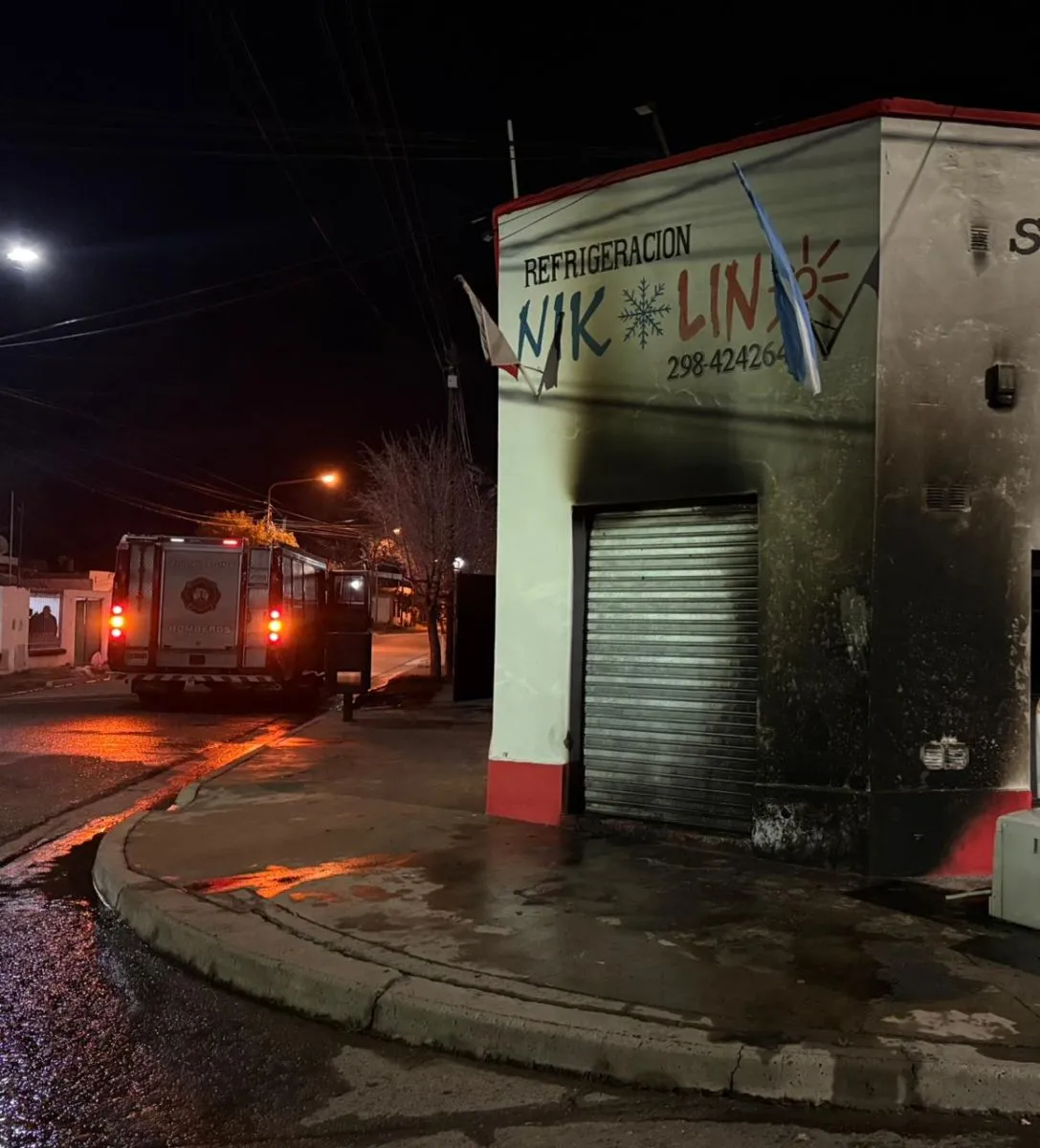 El fuego se inici&oacute; alrededor de las 5,30 y afect&oacute; el local Refrigeraciones Nikolino (foto bomberos VR).