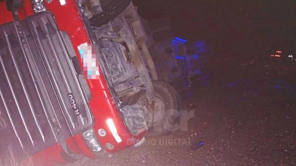 El camión circulaba con dirección al Alto Valle y volcó a 7 kilómetros de Chichinales. 