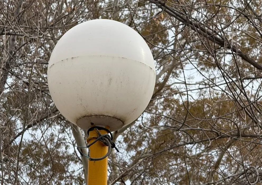 Vándalos cortaron y robaron todos los cables del sistema de alumbrado público de la plaza del barrio Malvinas. (Fotos gentileza)