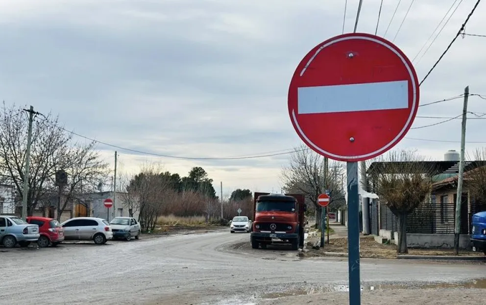 Se instalaron carteles para advertir sobre los cambios en los sentidos de circulación en calles de Huergo. (Foto gentileza)